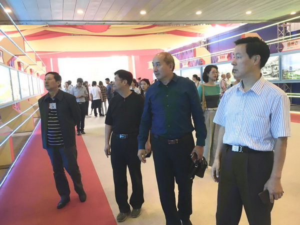 18-10-09省委機(jī)關(guān)組織參觀江蘇改革開放40周年圖片展 (2).jpg