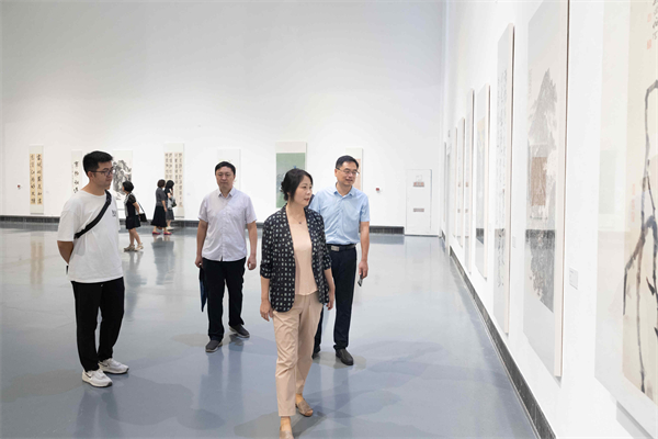 看書畫展覽、凝同心力量——農(nóng)工黨蘇州市委會(huì)赴蘇州美術(shù)館開展參觀學(xué)習(xí)活動(dòng) (1).jpg